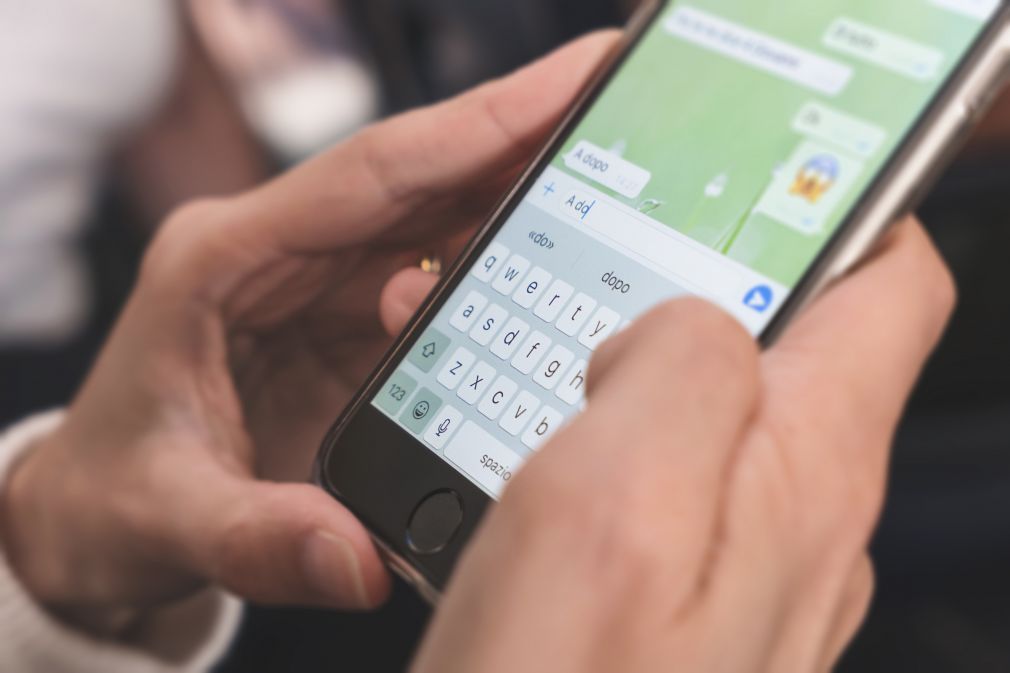 WhatsApp, stop ai messaggi vocali troppo lunghi: presto si potranno accelerare