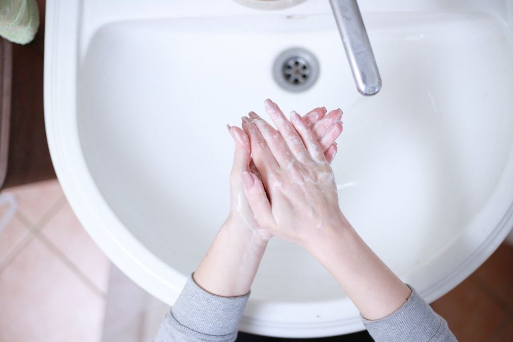 Pulizia, lavaggio delle mani e ricambio d&#039;aria: come difendersi dal Coronavirus in casa
